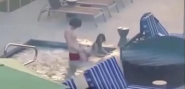  Flagra casal fudendo na piscina de casa